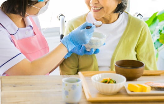 病院・介護施設の食事提供の様子
